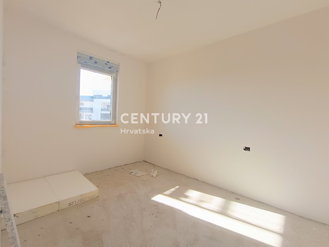 POREČ, VENDESI APPARTAMENTO AL PIANO TERRA CON AMPIO GIARDINO, NUOVA COSTRUZIONE