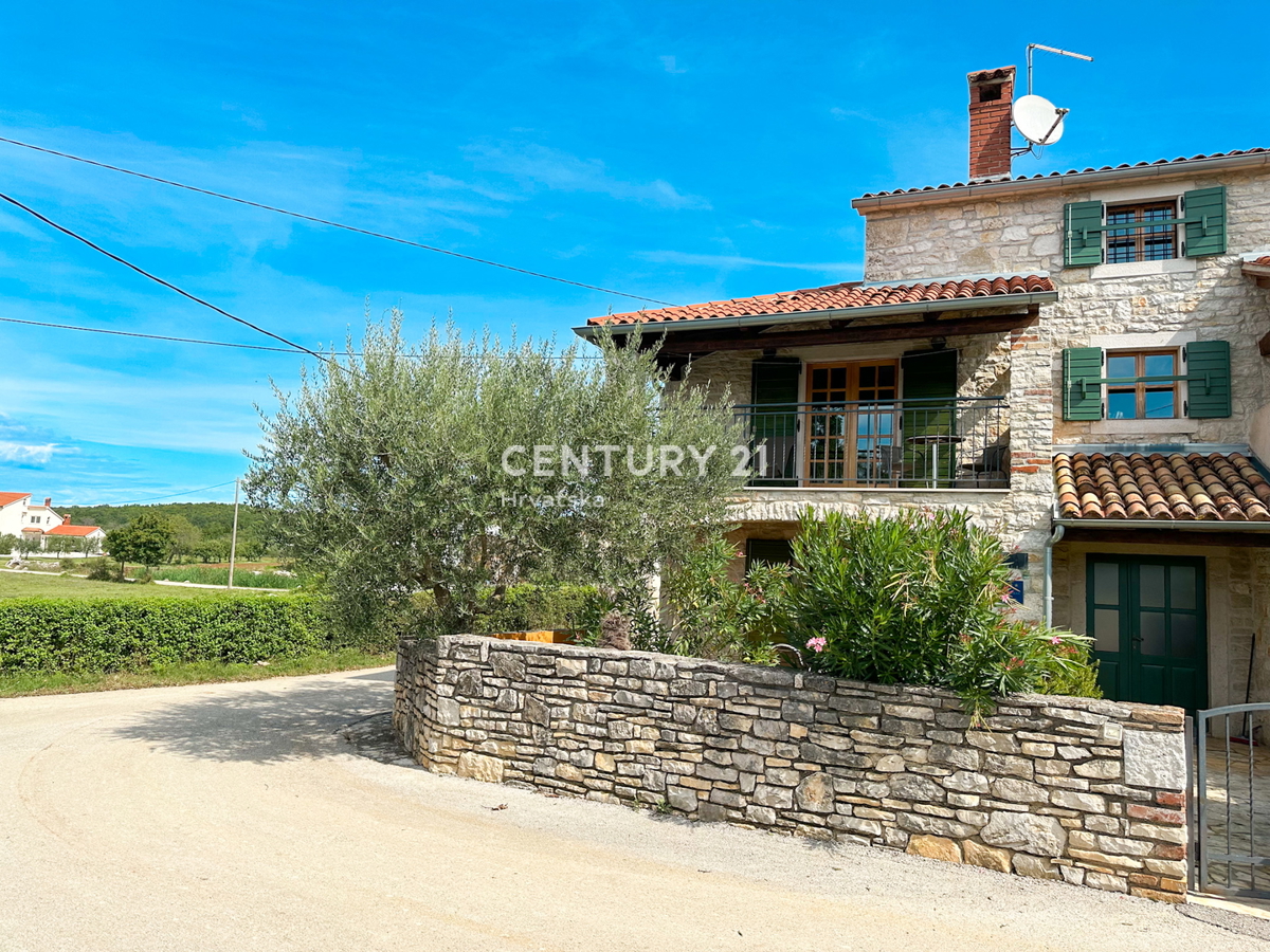 POREČ, 4 KM, RISTRUTTURATA CASA IN PIETRA A SCHIERA CON CORTILE