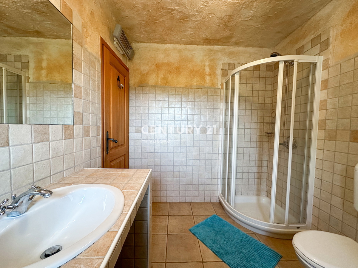 POREČ, 4 KM, RISTRUTTURATA CASA IN PIETRA A SCHIERA CON CORTILE