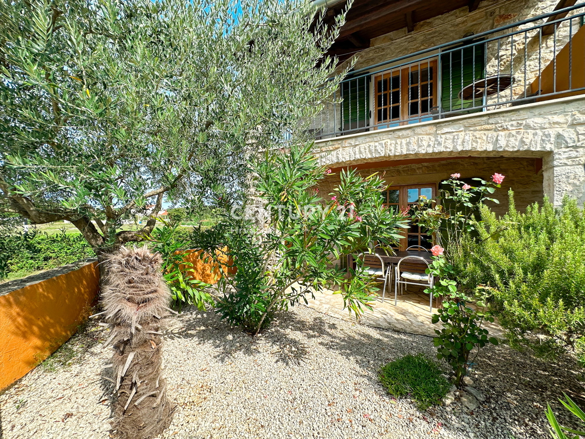 POREČ, 4 KM, RISTRUTTURATA CASA IN PIETRA A SCHIERA CON CORTILE