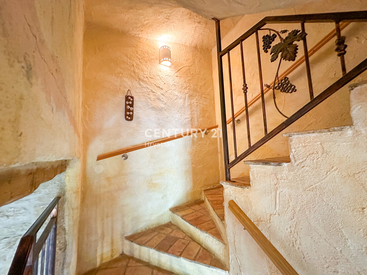 POREČ, 4 KM, RISTRUTTURATA CASA IN PIETRA A SCHIERA CON CORTILE