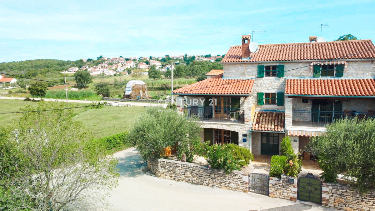 POREČ, 4 KM, RISTRUTTURATA CASA IN PIETRA A SCHIERA CON CORTILE