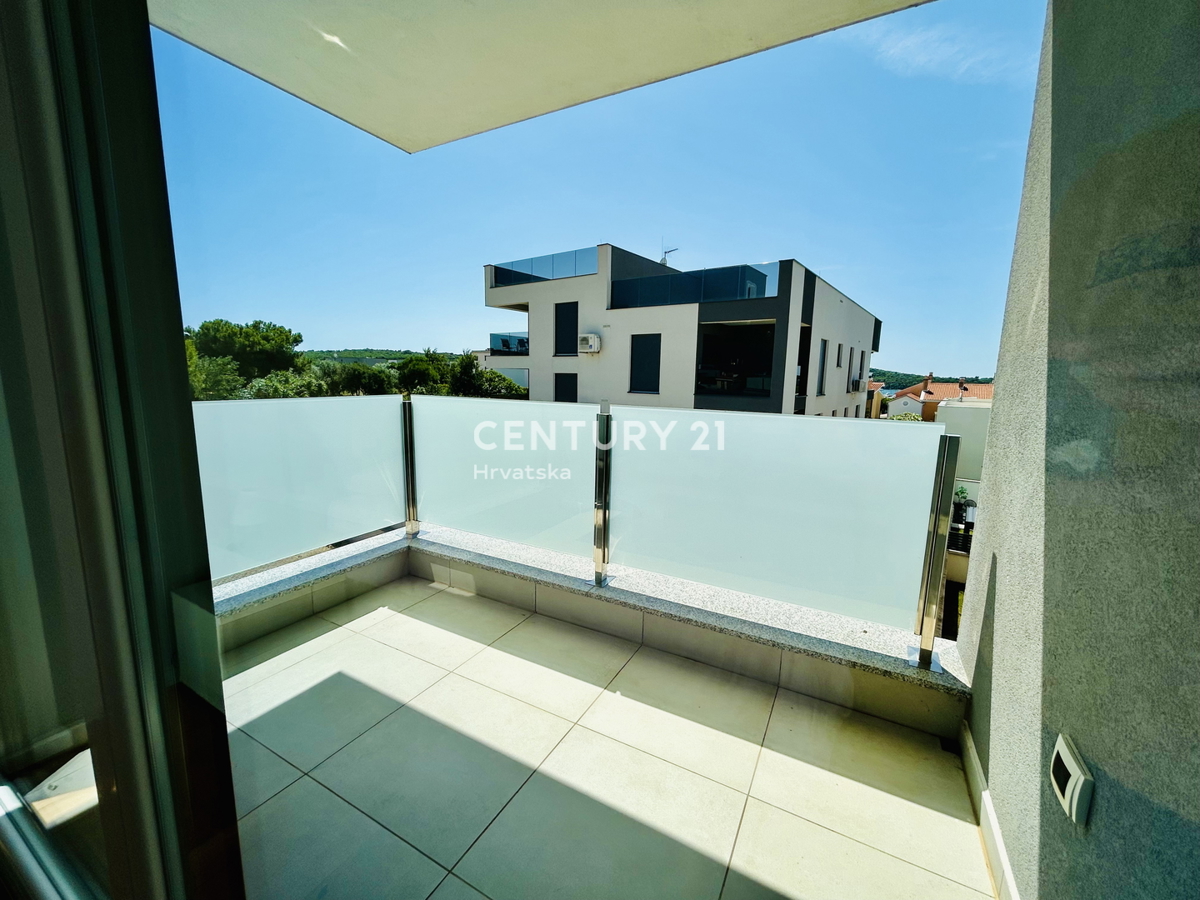 BANJOLE, VOLME, ESCLUSIVA DELL'AGENZIA, APPARTAMENTO A SOLI 200 METRI DAL MARE E DALLA SPIAGGIA CON VISTA MARE