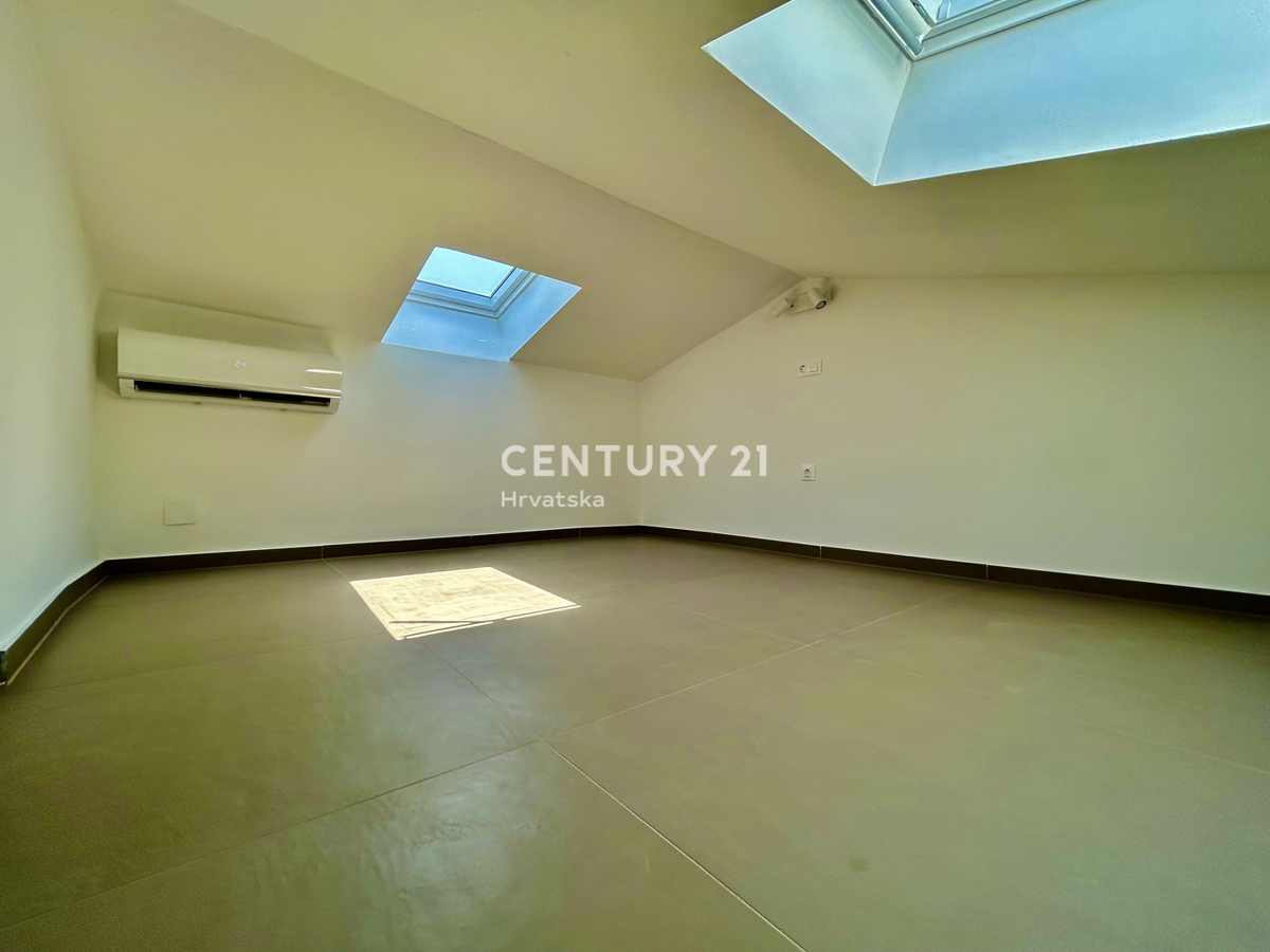 UMAG, DINTORNI, CASA IN OTTIMA POSIZIONE A SOLI 150 METRI DALLA SPIAGGIA