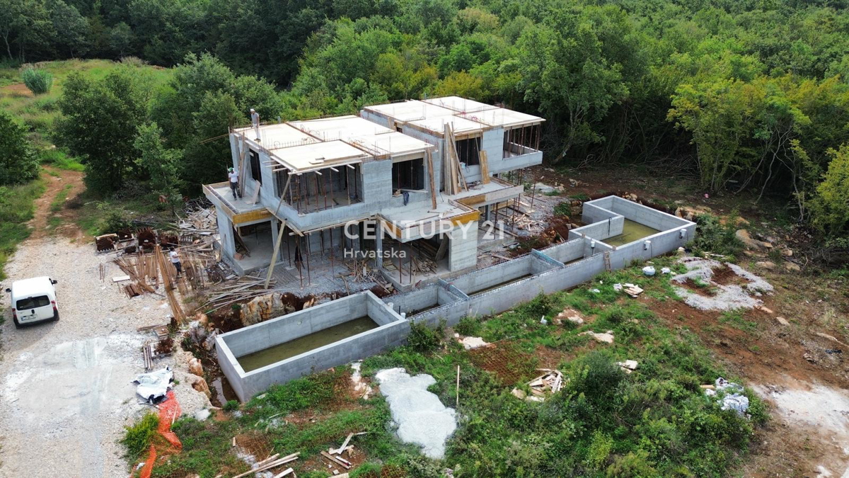POREČ. IN VENDITA NUOVA DOPPIA VILLA MODERNA CON PISCINA A SOLI 1500 M DAL CENTRO CITTÀ