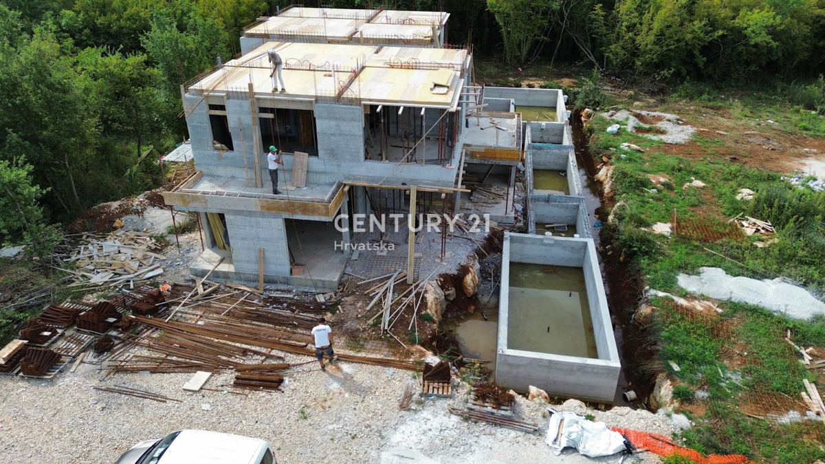 POREČ. IN VENDITA NUOVA DOPPIA VILLA MODERNA CON PISCINA A SOLI 1500 M DAL CENTRO CITTÀ