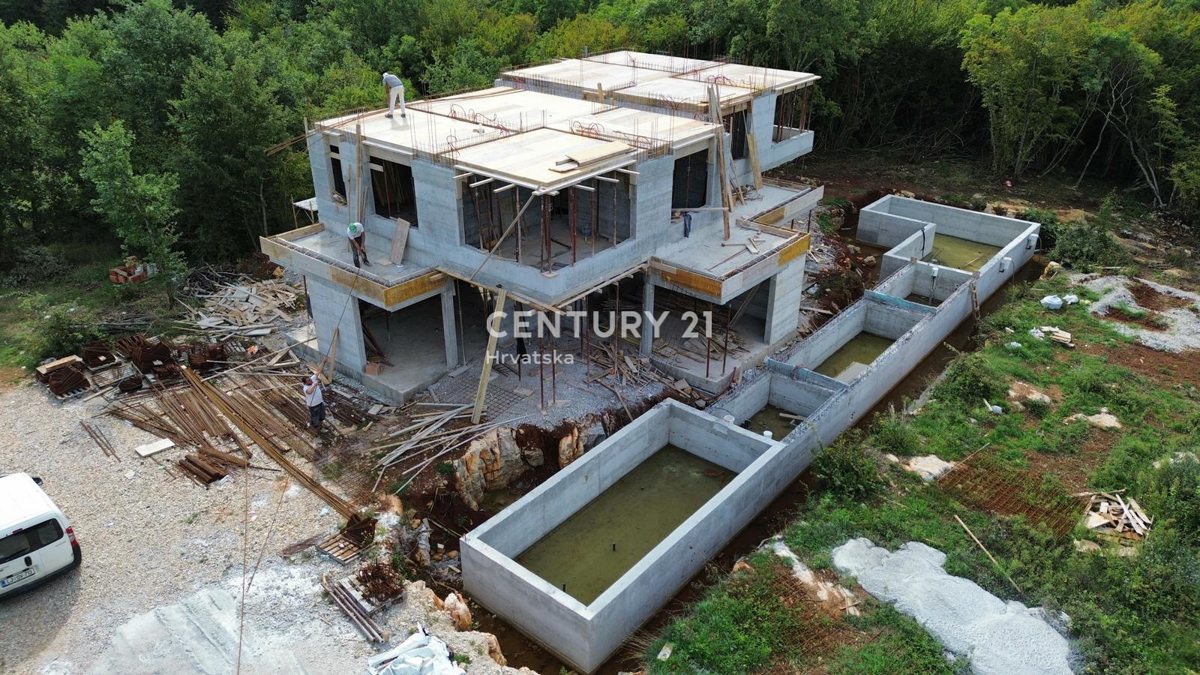 POREČ. IN VENDITA NUOVA DOPPIA VILLA MODERNA CON PISCINA A SOLI 1500 M DAL CENTRO CITTÀ