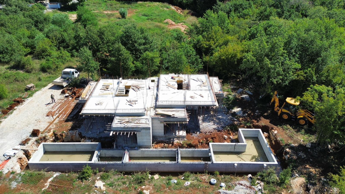 POREČ. IN VENDITA NUOVA DOPPIA VILLA MODERNA CON PISCINA A SOLI 1500 M DAL CENTRO CITTÀ