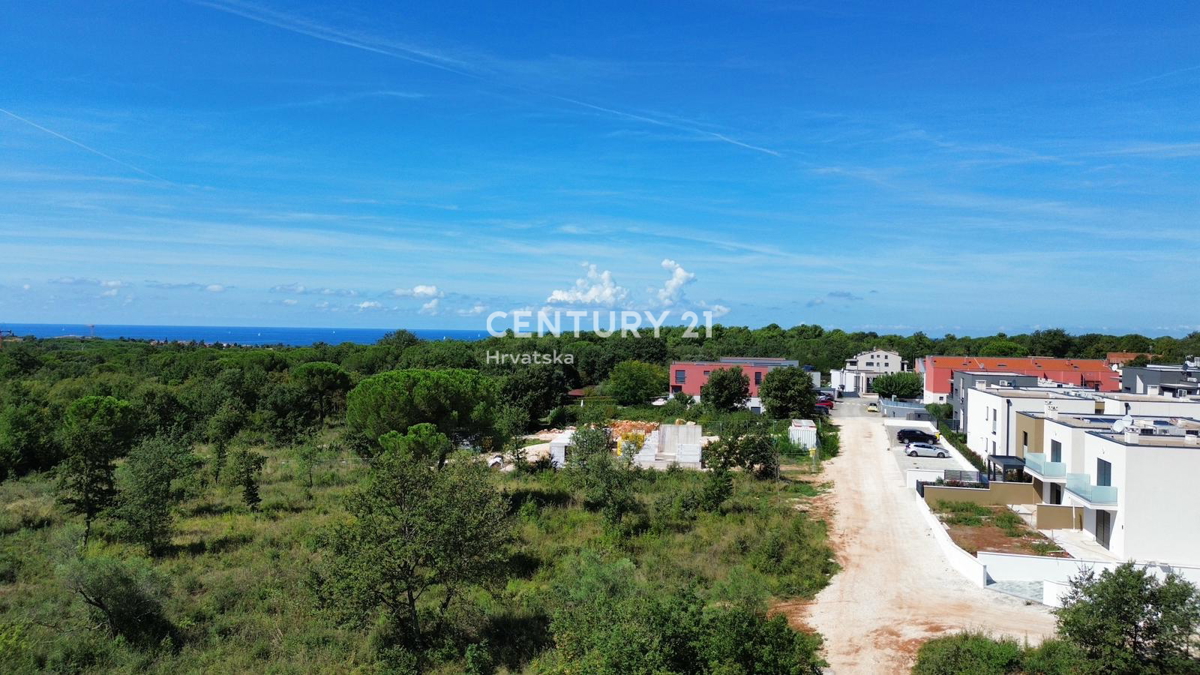 POREČ. IN VENDITA NUOVA DOPPIA VILLA MODERNA CON PISCINA A SOLI 1500 M DAL CENTRO CITTÀ