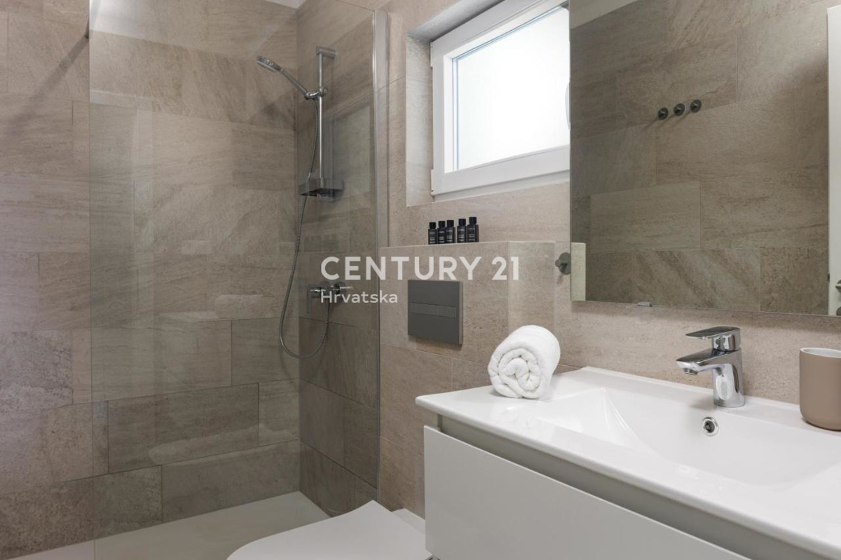 ISTRA, BRTONIGLA - ALTO POTENZIALE TURISTICO, PISCINA + 4 CAMERE DA LETTO