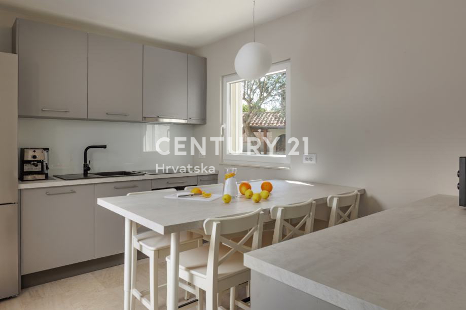 ISTRA, BRTONIGLA - ALTO POTENZIALE TURISTICO, PISCINA + 4 CAMERE DA LETTO