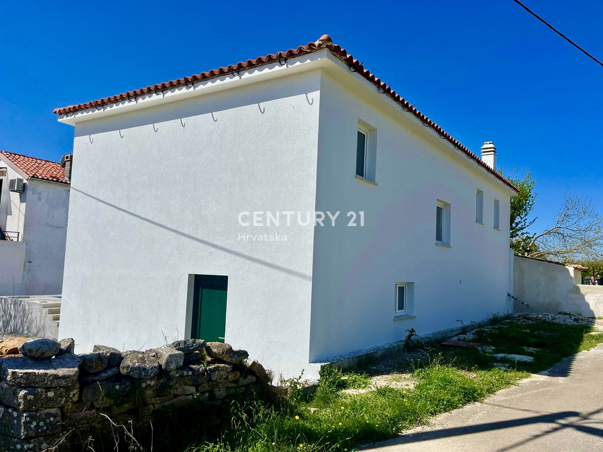 SVETI LOVREČ, DINTORNI, CASA IN PIETRA RISTRUTTURATA IN OTTIMA POSIZIONE