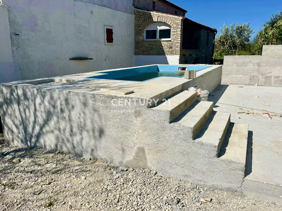 SVETI LOVREČ, DINTORNI, CASA IN PIETRA RISTRUTTURATA IN OTTIMA POSIZIONE