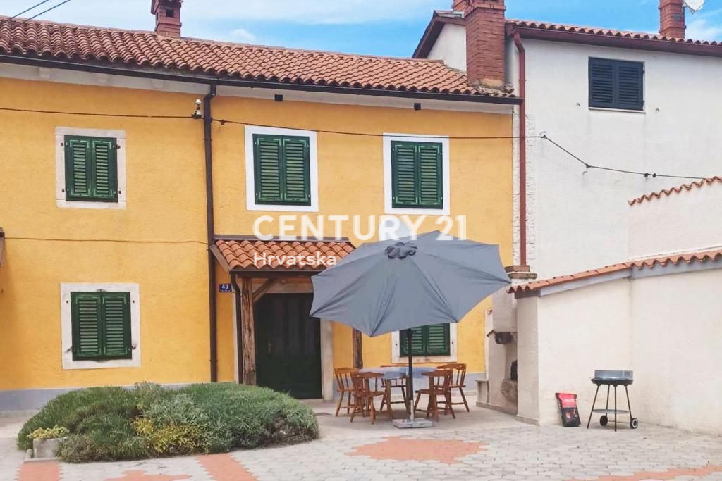 MARČANA, CASA CON DUE CAMERE DA LETTO NEL CENTRO DEL PAESE