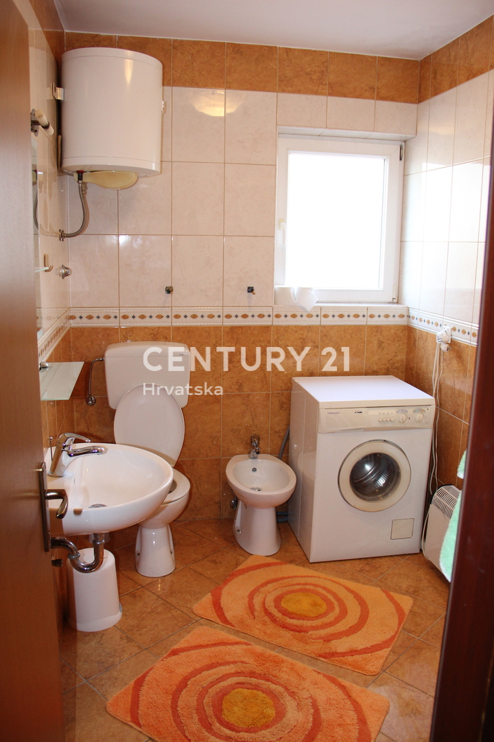 ROVINJ, VENDESI APPARTAMENTO TRILOCALE VICINO AL MARE