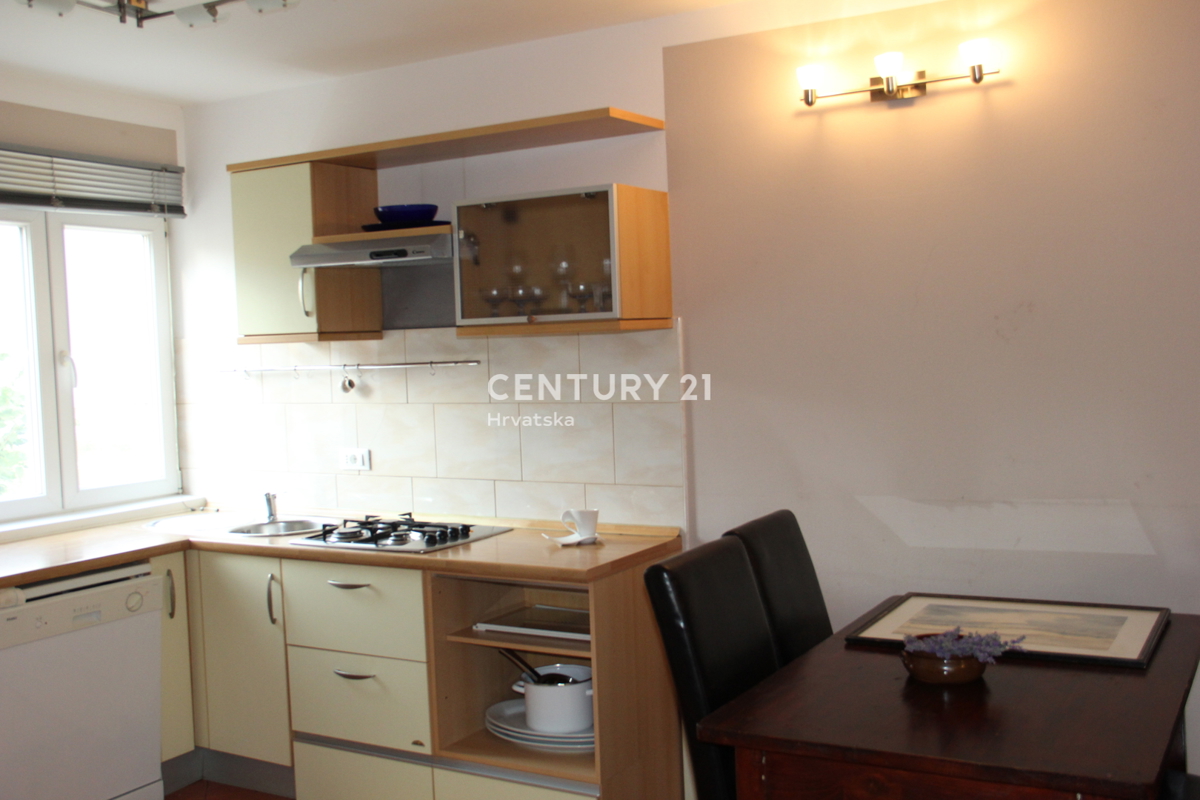 ROVINJ, VENDESI APPARTAMENTO TRILOCALE VICINO AL MARE