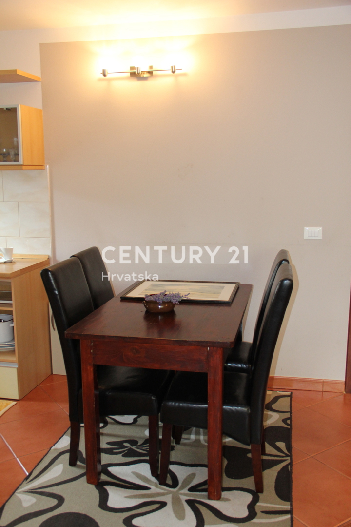 ROVINJ, VENDESI APPARTAMENTO TRILOCALE VICINO AL MARE