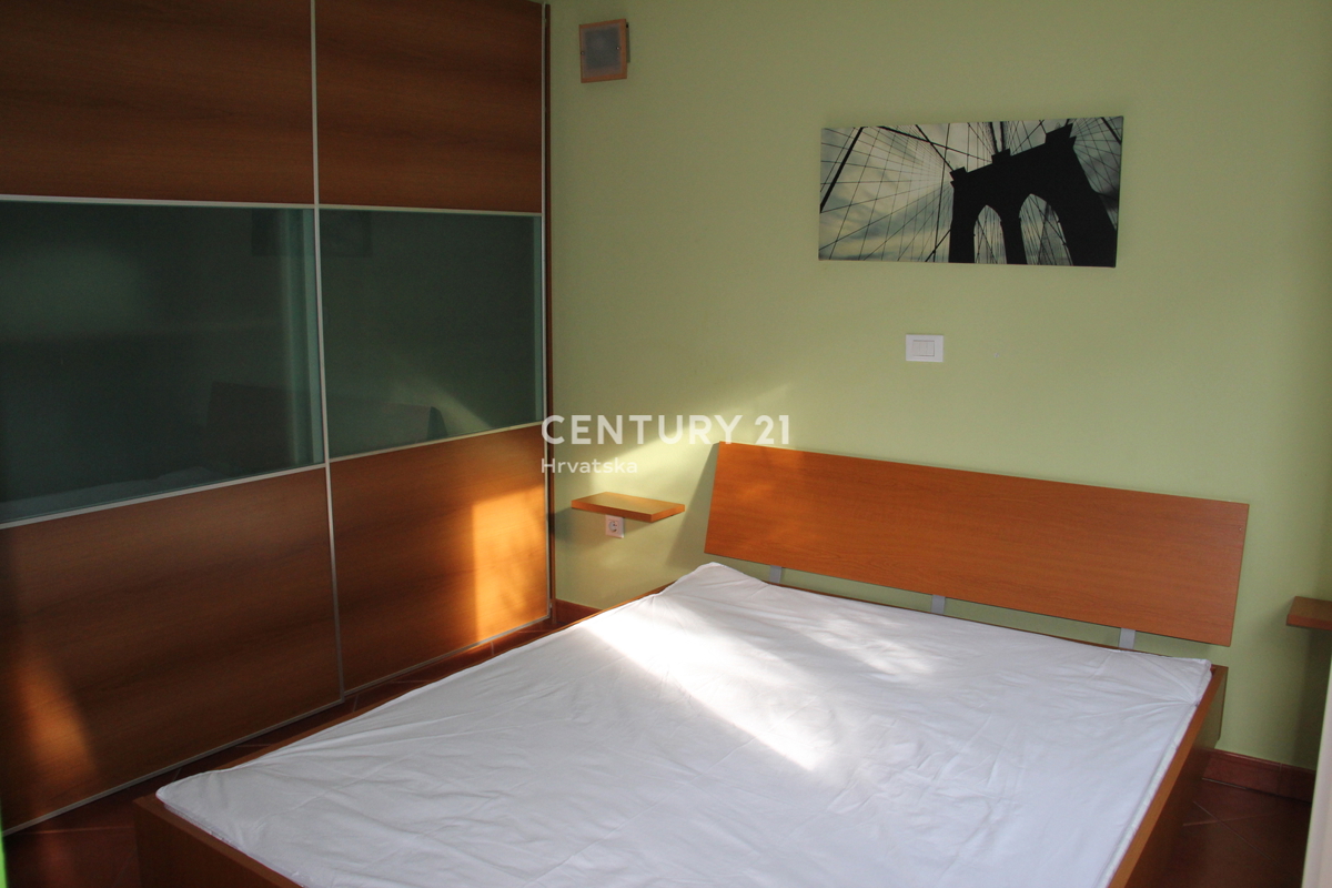 ROVINJ, VENDESI APPARTAMENTO TRILOCALE VICINO AL MARE