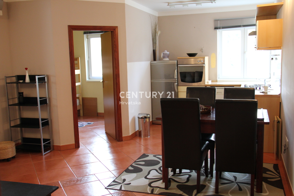 ROVINJ, VENDESI APPARTAMENTO TRILOCALE VICINO AL MARE