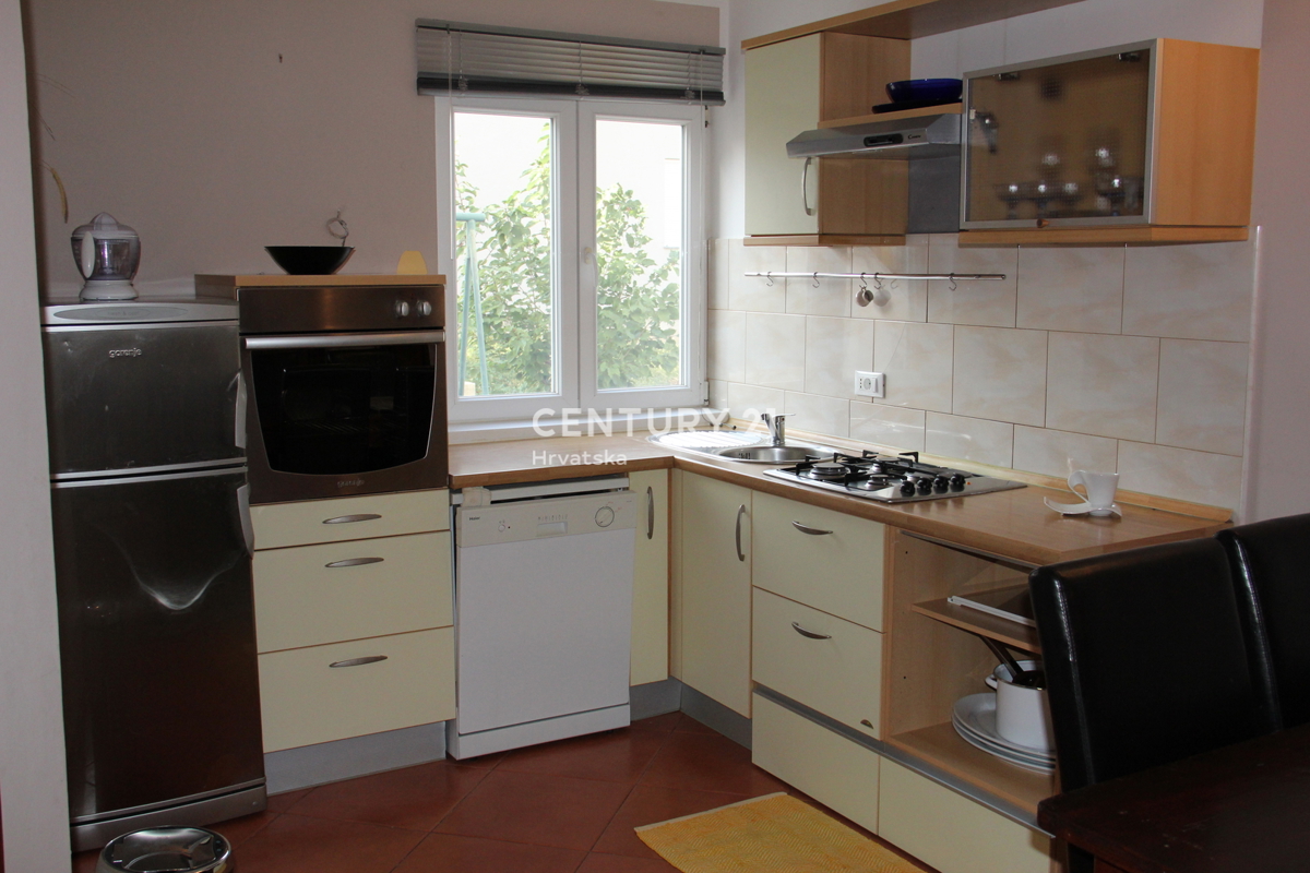 ROVINJ, VENDESI APPARTAMENTO TRILOCALE VICINO AL MARE