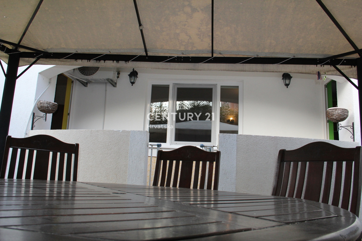 ROVINJ, VENDESI APPARTAMENTO TRILOCALE VICINO AL MARE