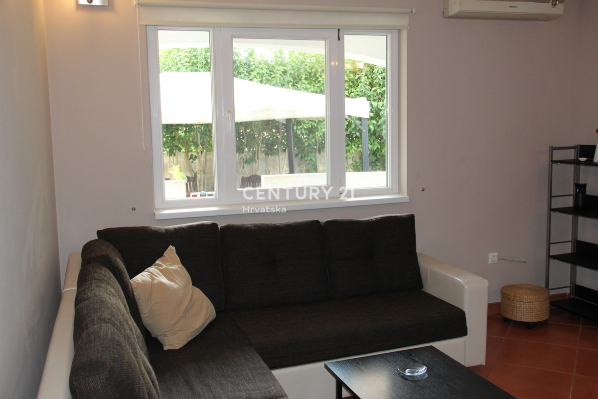 ROVINJ, VENDESI APPARTAMENTO TRILOCALE VICINO AL MARE