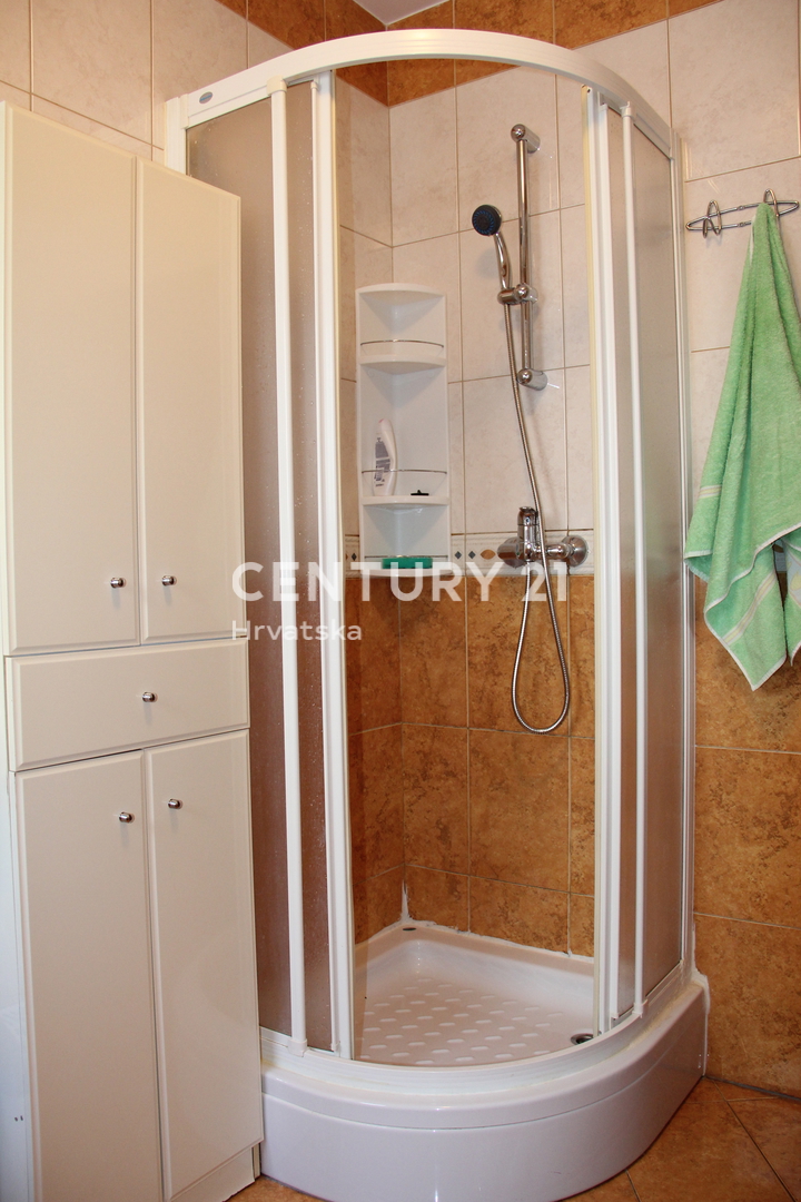 ROVINJ, VENDESI APPARTAMENTO TRILOCALE VICINO AL MARE