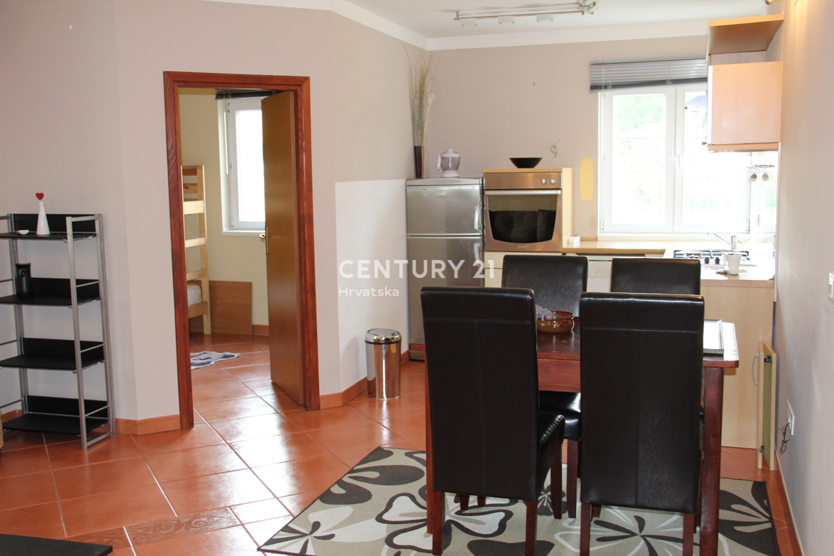 ROVINJ, VENDESI APPARTAMENTO TRILOCALE VICINO AL MARE