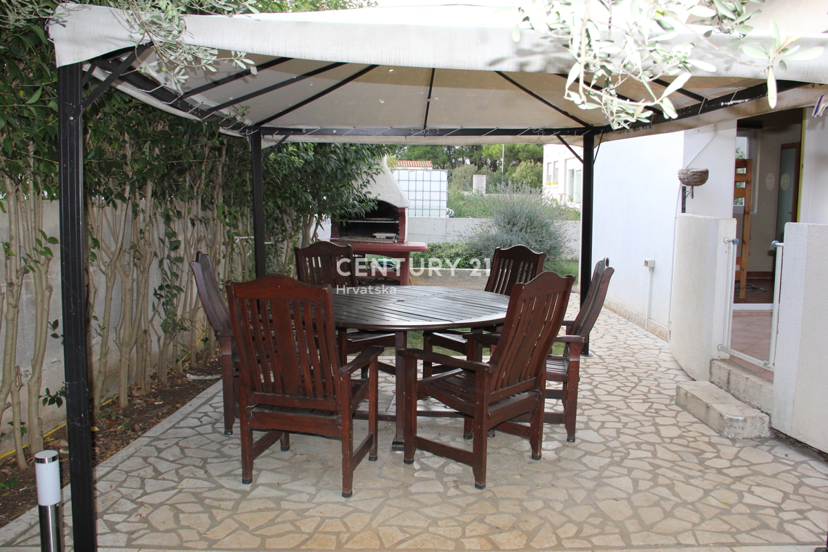 ROVINJ, VENDESI APPARTAMENTO TRILOCALE VICINO AL MARE