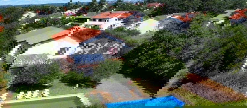 POREČ, VENDESI CASA CON AMPIO GIARDINO E PISCINA, MOLTO POTENZIALE