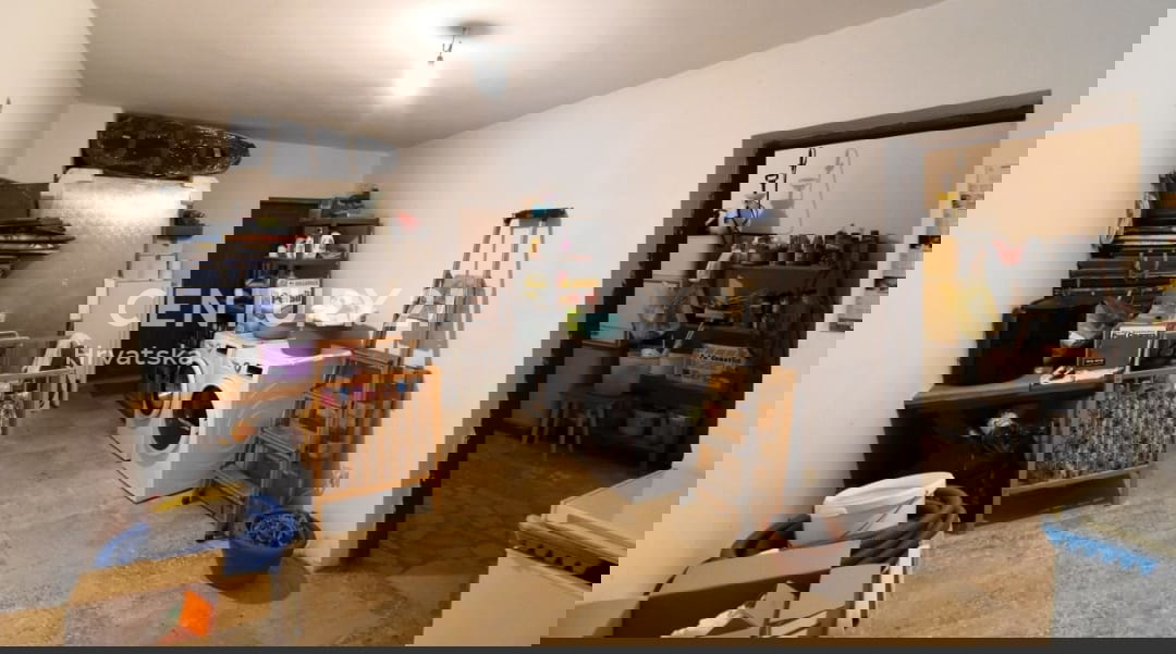 POREČ, VENDESI CASA CON AMPIO GIARDINO E PISCINA, MOLTO POTENZIALE