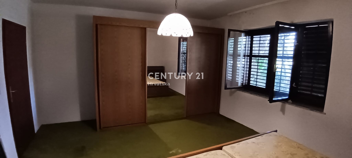 POREČ, VENDESI CASA CON AMPIO GIARDINO E PISCINA, MOLTO POTENZIALE