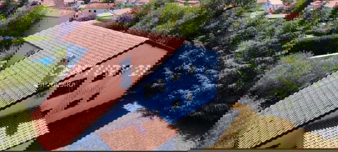 POREČ, VENDESI CASA CON AMPIO GIARDINO E PISCINA, MOLTO POTENZIALE