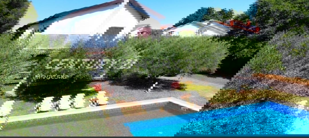 POREČ, VENDESI CASA CON AMPIO GIARDINO E PISCINA, MOLTO POTENZIALE