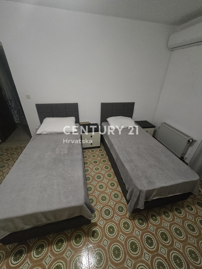 POREČ, VENDESI CASA CON AMPIO GIARDINO E PISCINA, MOLTO POTENZIALE