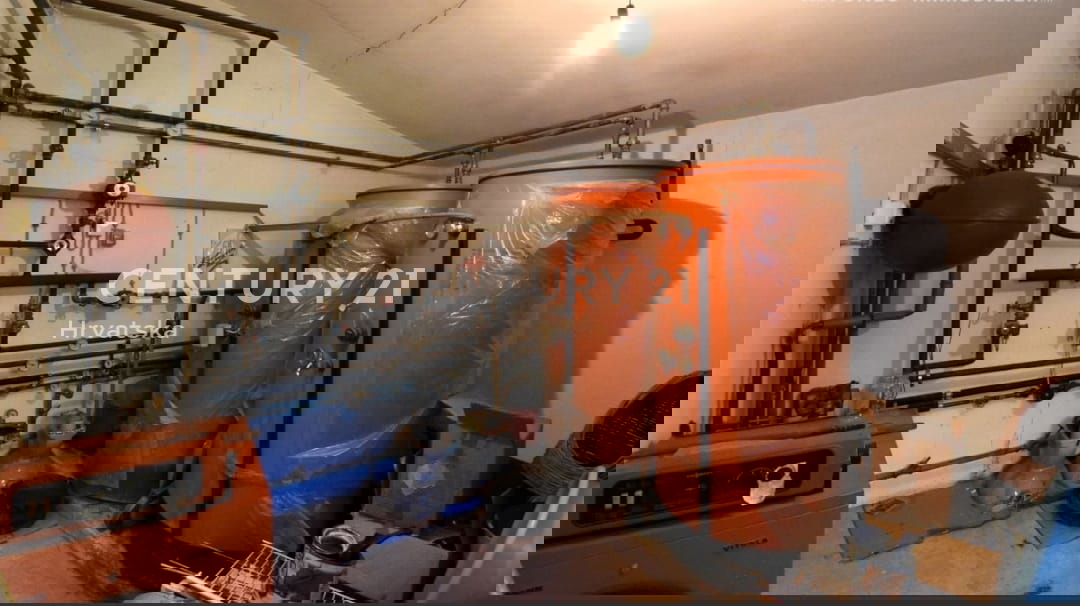 POREČ, VENDESI CASA CON AMPIO GIARDINO E PISCINA, MOLTO POTENZIALE