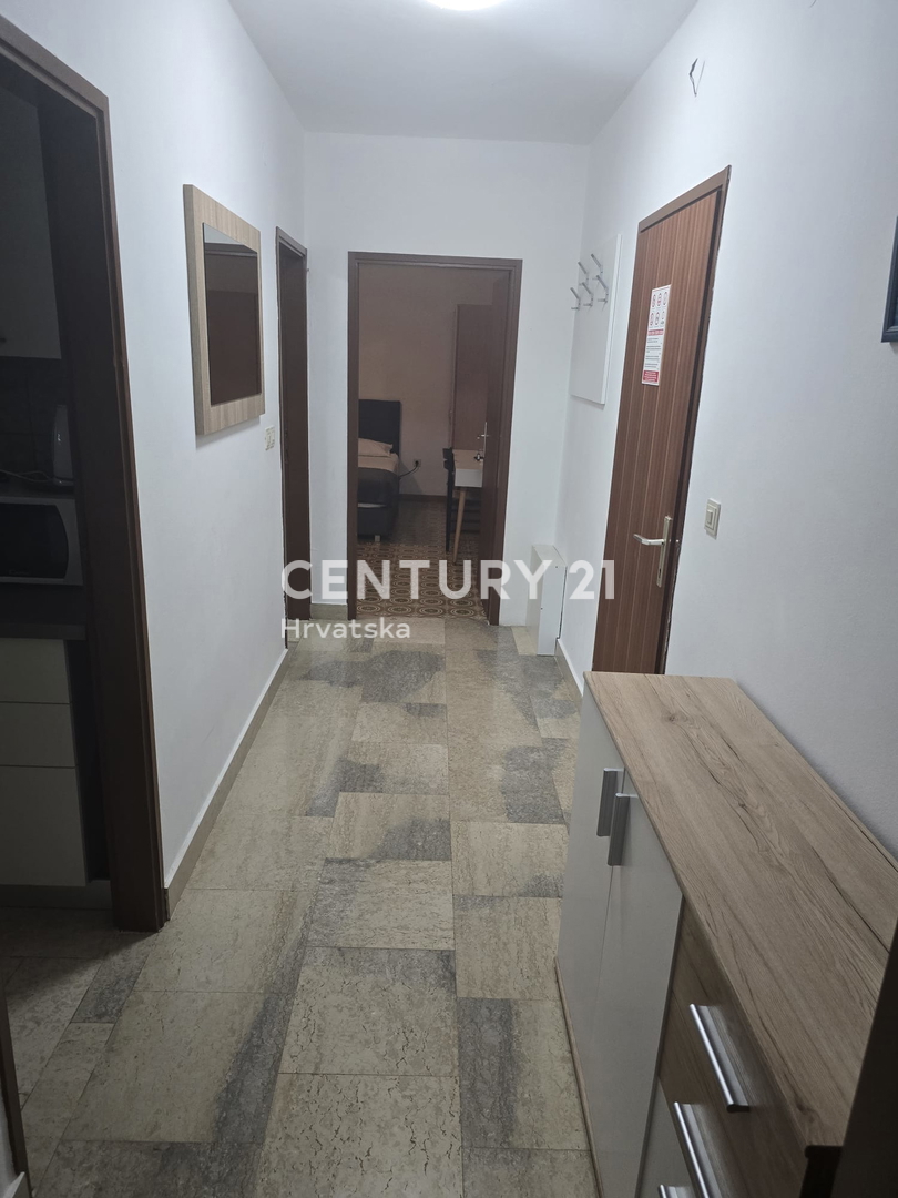 POREČ, VENDESI CASA CON AMPIO GIARDINO E PISCINA, MOLTO POTENZIALE