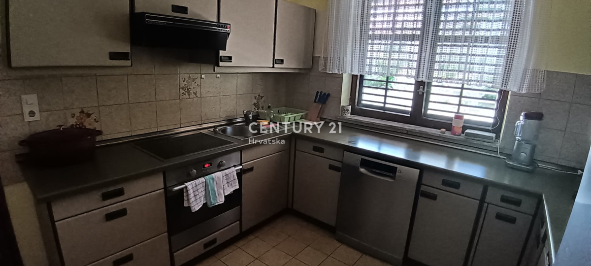 POREČ, VENDESI CASA CON AMPIO GIARDINO E PISCINA, MOLTO POTENZIALE