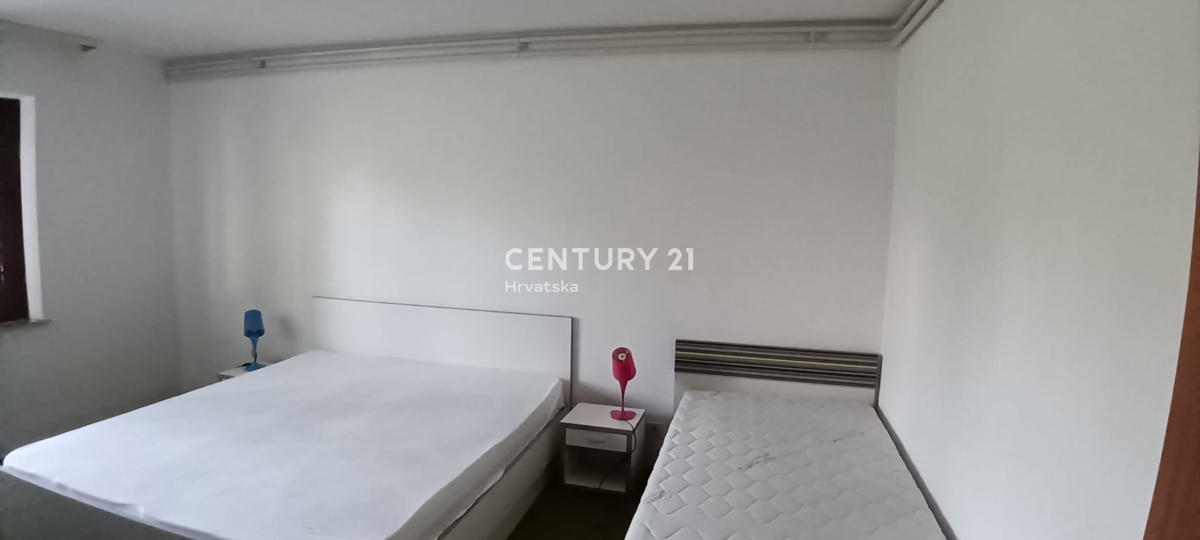 POREČ, VENDESI CASA CON AMPIO GIARDINO E PISCINA, MOLTO POTENZIALE