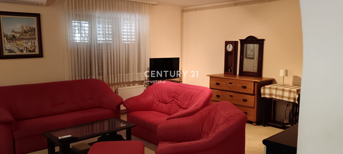 POREČ, VENDESI CASA CON AMPIO GIARDINO E PISCINA, MOLTO POTENZIALE