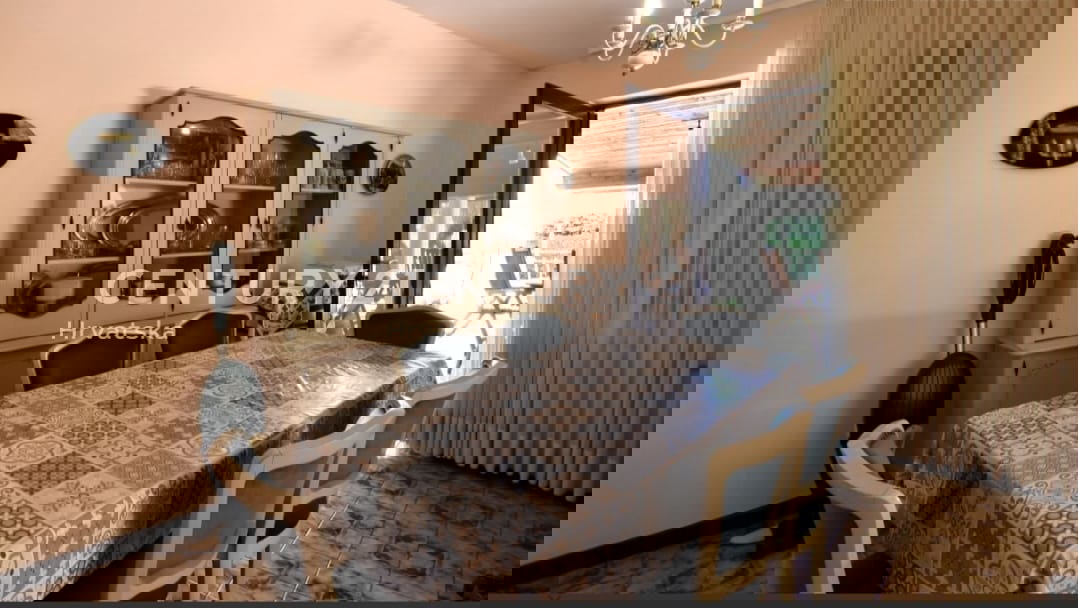 POREČ, VENDESI CASA CON AMPIO GIARDINO E PISCINA, MOLTO POTENZIALE