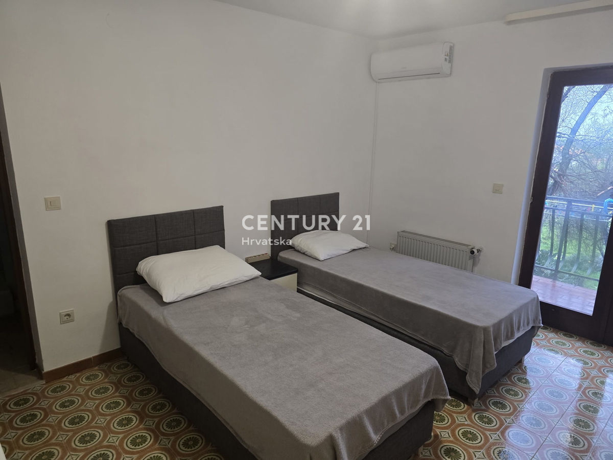 POREČ, VENDESI CASA CON AMPIO GIARDINO E PISCINA, MOLTO POTENZIALE