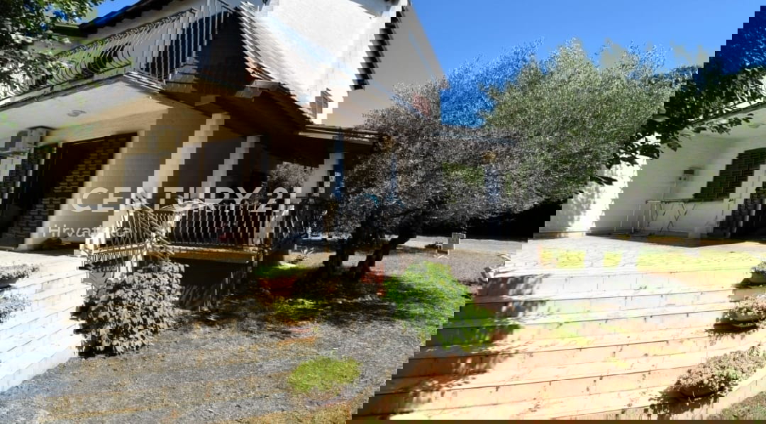 POREČ, VENDESI CASA CON AMPIO GIARDINO E PISCINA, MOLTO POTENZIALE