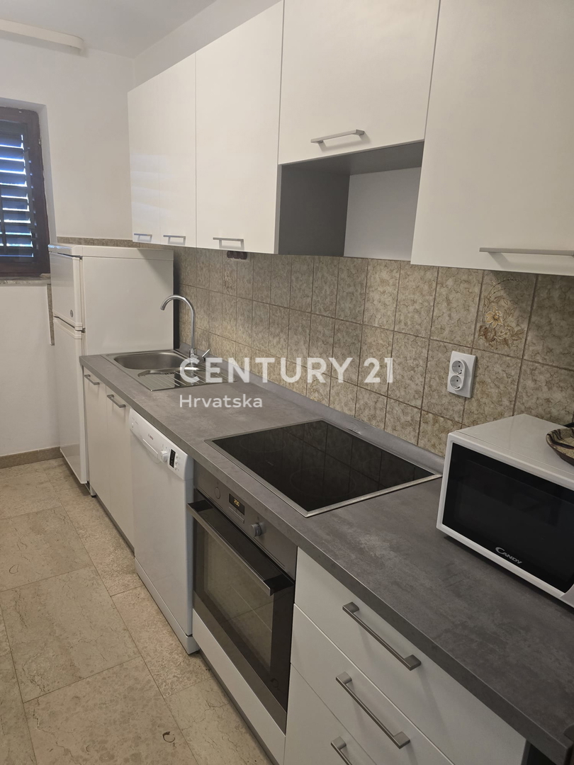 POREČ, VENDESI CASA CON AMPIO GIARDINO E PISCINA, MOLTO POTENZIALE