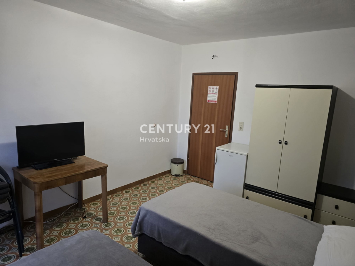 POREČ, VENDESI CASA CON AMPIO GIARDINO E PISCINA, MOLTO POTENZIALE