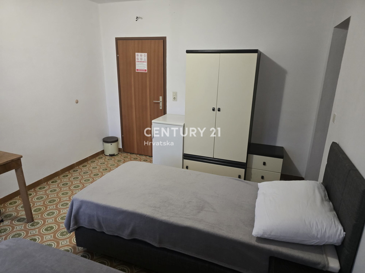 POREČ, VENDESI CASA CON AMPIO GIARDINO E PISCINA, MOLTO POTENZIALE