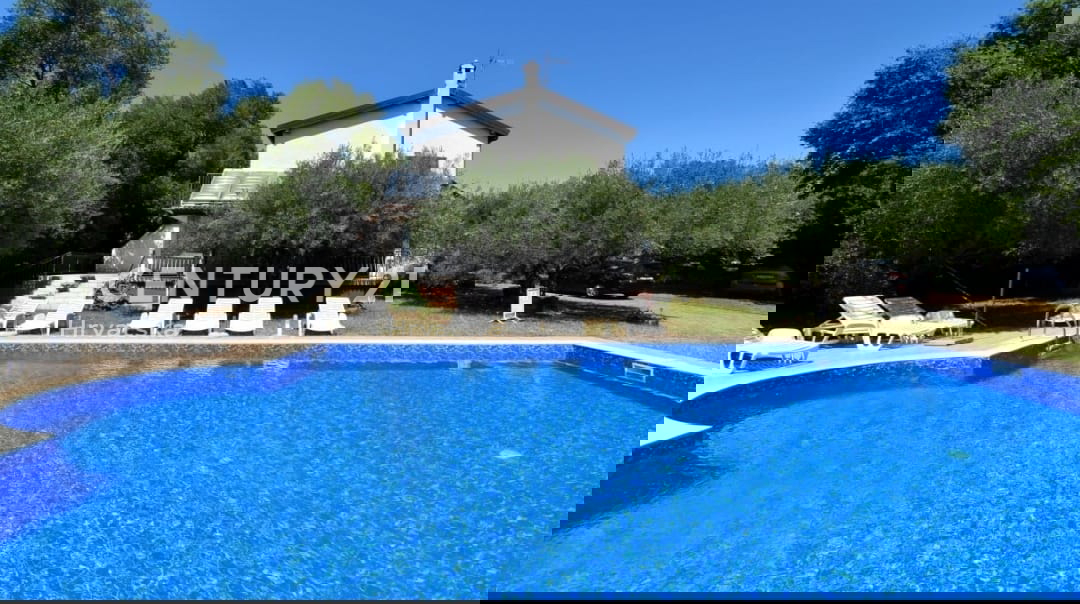 POREČ, VENDESI CASA CON AMPIO GIARDINO E PISCINA, MOLTO POTENZIALE