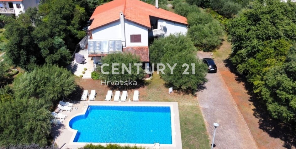 POREČ, VENDESI CASA CON AMPIO GIARDINO E PISCINA, MOLTO POTENZIALE