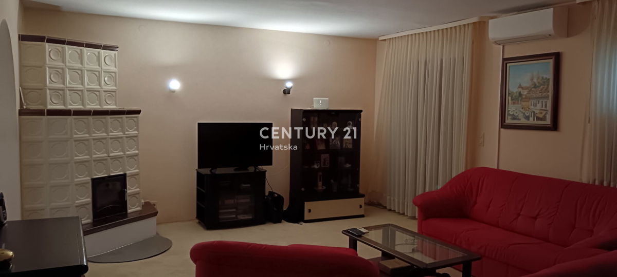 POREČ, VENDESI CASA CON AMPIO GIARDINO E PISCINA, MOLTO POTENZIALE