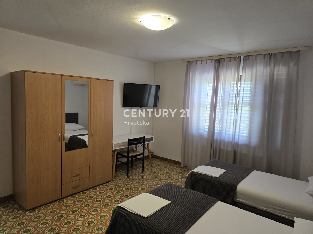 POREČ, VENDESI CASA CON AMPIO GIARDINO E PISCINA, MOLTO POTENZIALE